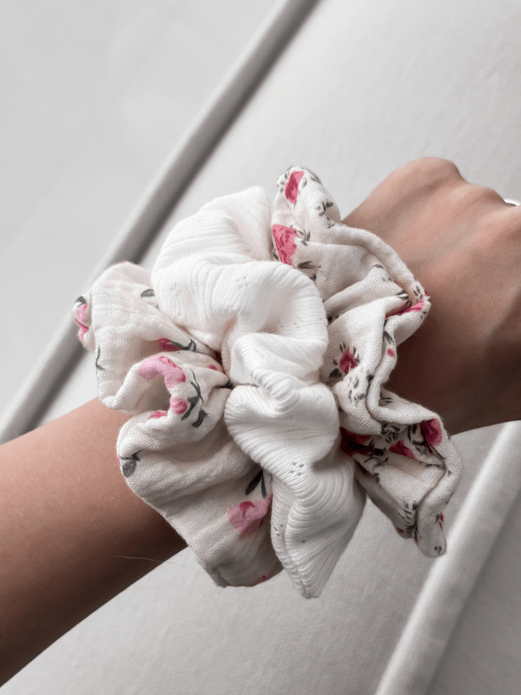 RUBY - MUŚLINOWA GUMKA TYPU SCRUNCHIE BEŻ W KWIATY