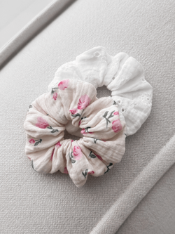 RUBY - MUŚLINOWA GUMKA TYPU SCRUNCHIE BEŻ W KWIATY
