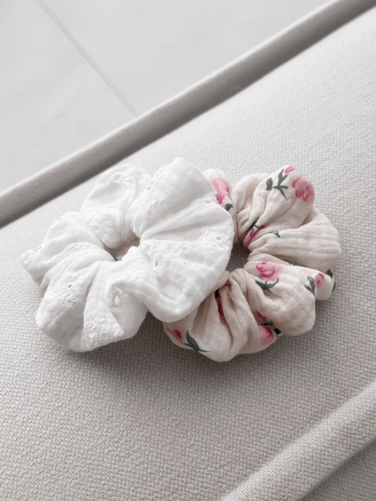 RUBY - MUŚLINOWA GUMKA TYPU SCRUNCHIE BEŻ W KWIATY